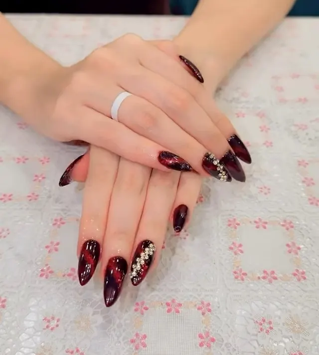 Stiletto nail design